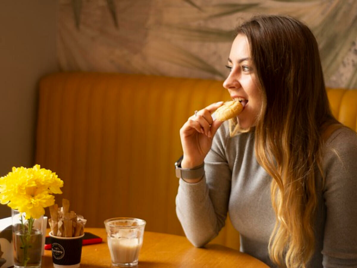 Imagem mulher-comendo